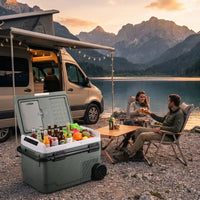 Glacière à compresseur à roulettes ISKALDO Expedition Duo 50 devant un van en montagne